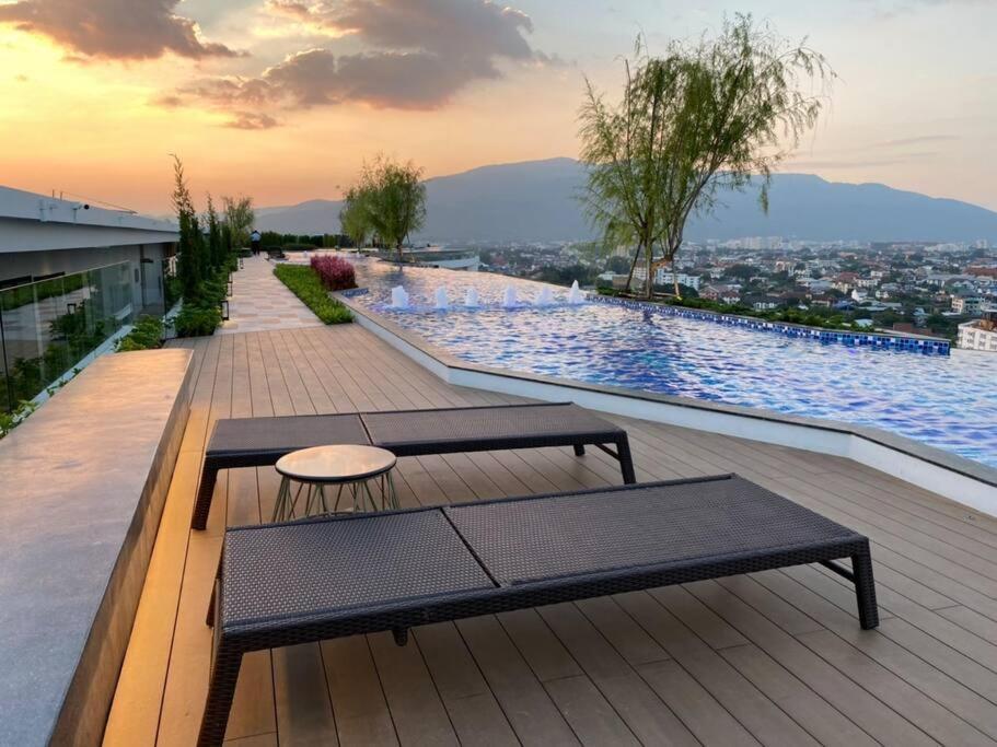 New & Cozy 2 Bedroom @ The Astra Sky River Chiang Mai Buitenkant foto